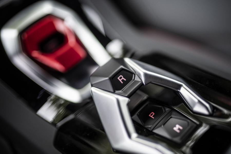 Детали интерьера Lamborghini Huracan EVO (LB724) 2019 года  (NA) (фото 2 из 9)
